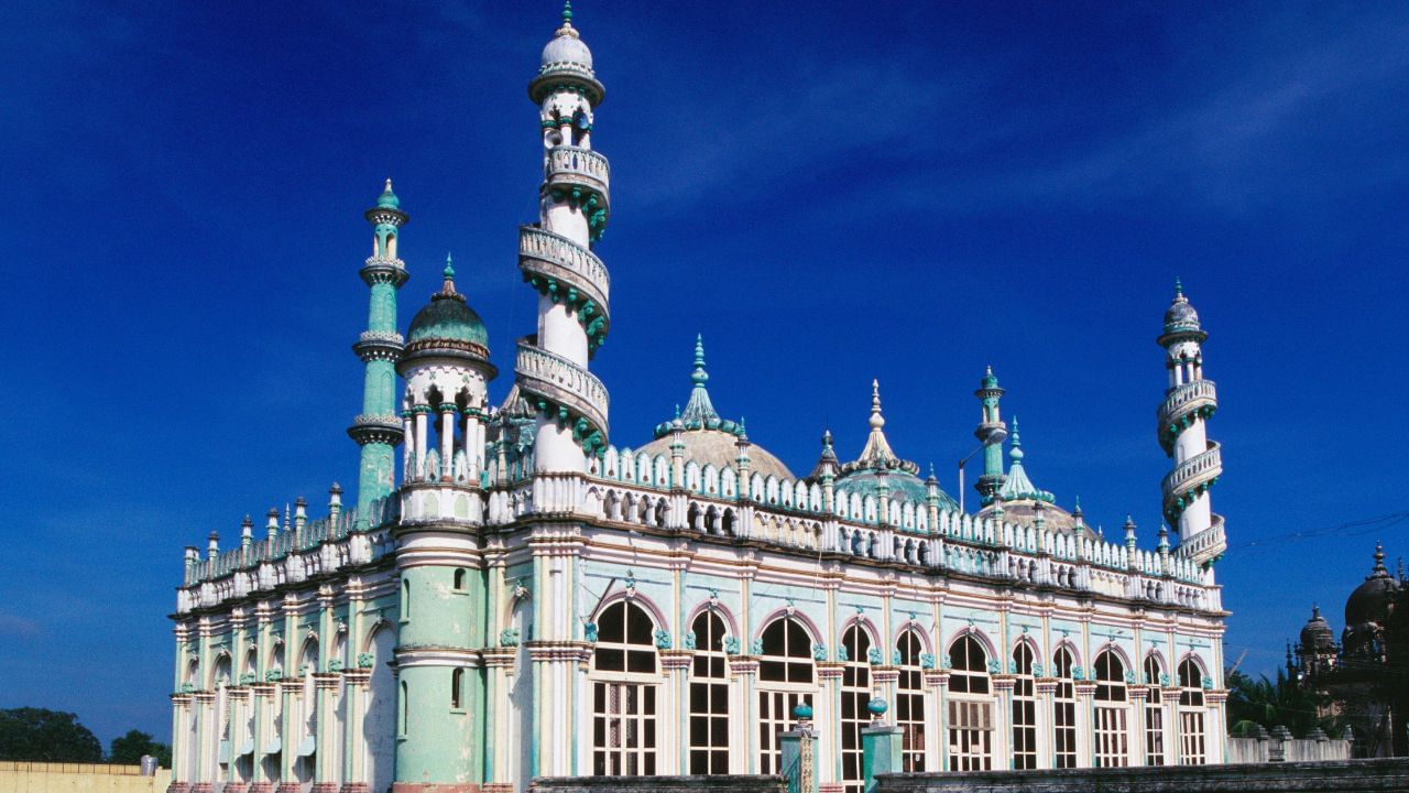 ચાલુક્ય અને સોલંકી રાજવંશો (9મી-13મી સદી) દરમિયાન જૂનાગઢ એક શક્તિશાળી રાજ્ય બન્યું.અમદાવાદના સુલતાન મહેમૂદ બેગડા (1458-1511) એ જૂનાગઢ પર હુમલો કર્યો અને તેને મુસ્લિમ શાસન હેઠળ લાવ્યો.મહેમૂદ બેગડાએ અહીં ઉપરકોટ કિલ્લાનું નવીનીકરણ કર્યું અને શહેરને ઇસ્લામિક વહીવટી કેન્દ્રમાં પરિવર્તિત કર્યું. ( Credits: Getty Images )