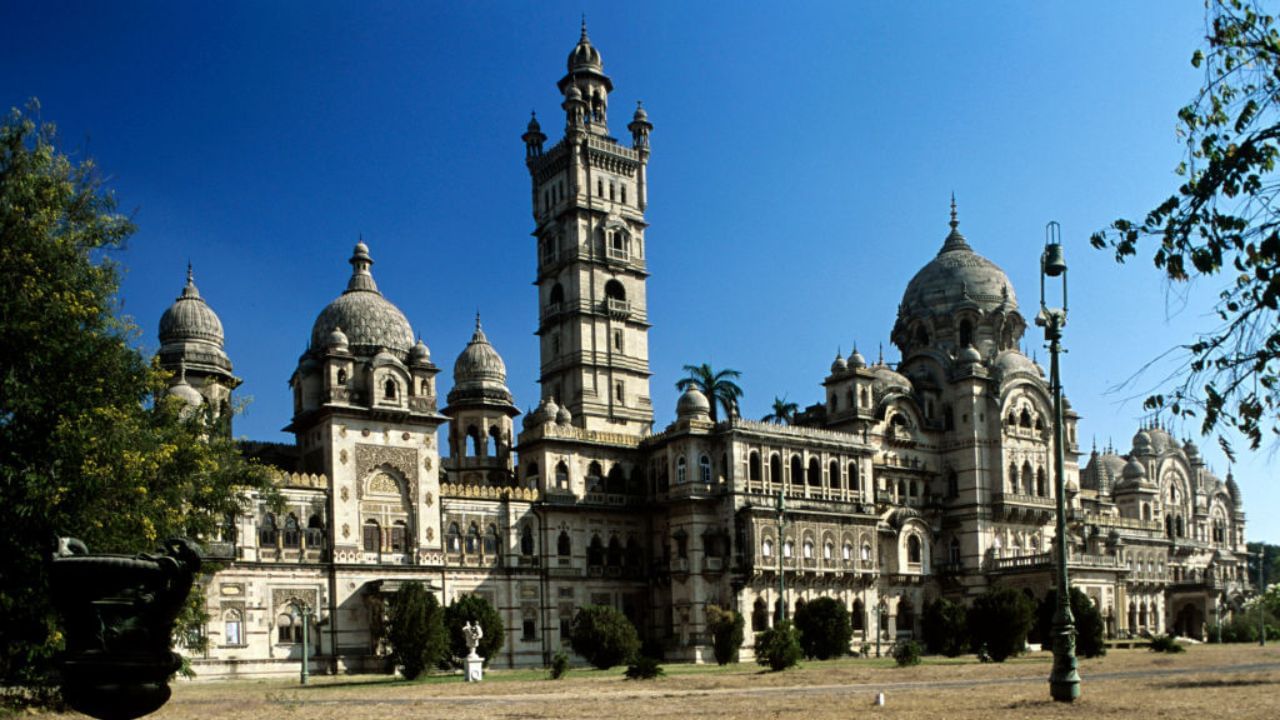  મહારાજા સયાજીરાવ ત્રીજા વડોદરા (બરોડા) ને શૈક્ષણિક, ઔદ્યોગિક અને વાણિજ્યિક કેન્દ્ર બનાવવાના તેમના સ્વપ્નને પૂર્ણ કરવાની ઇચ્છા હતી. આ શહેરને સયાજી નગરી (સયાજીનું શહેર) તરીકે પણ ઓળખવામાં આવે છે. ( Credits: Getty Images )