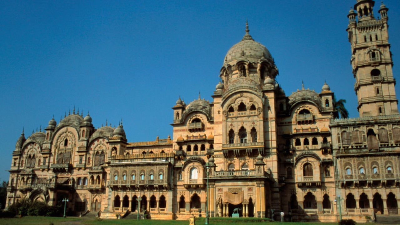 વડોદરાનું મૂળ 7મી સદીમાં જોવા મળે છે, જ્યારે તે અંકોટકા તરીકે જાણીતું હતું, જે હાલના અકોટા નજીક સ્થિત હતું, જે 5મી અને 6ઠ્ઠી સદી દરમિયાન જૈન ધર્મના કેન્દ્ર તરીકે પ્રખ્યાત હતું. સદીઓથી, આ શહેર વિવિધ શાસકોના શાસન હેઠળ વિકસ્યું,  જેમાં ડોર જાતિના રાજા ચંદનનો પણ સમાવેશ થાય છે, જેમણે તેનું નામ બદલીને ચંદનવતી રાખ્યું. પાછળથી, તે વીરક્ષેત્ર અથવા વીરવતી તરીકે જાણીતું બન્યું,  જે યોદ્ધાઓની ભૂમિ તરીકે તેના પરાક્રમી ઇતિહાસ પર ભાર મૂકે છે. વડોદરા નામ પોતે સંસ્કૃત શબ્દ 'વટોદર' પરથી ઉતરી આવ્યું છે, જેનો અર્થ 'વડના વૃક્ષોની વચ્ચે' થાય છે, જે તેના ઊંડા સાંસ્કૃતિક મહત્વને પ્રતિબિંબિત કરે છે. ( Credits: Getty Images )