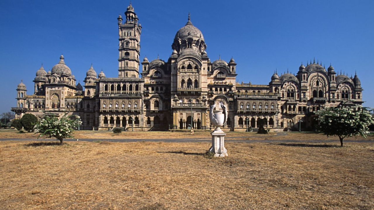 1875માં, મહારાજા સયાજીરાવ ત્રીજાના રહસ્યમય શાસન દરમિયાન, તેને સુવર્ણ કાળ તરીકે ગણવામાં આવતો હતો, કારણ કે તે તમામ ક્ષેત્રોમાં મહાન પ્રગતિ અને સિદ્ધિઓનો યુગ હતો.  1875 થી 1939 સુધી શાસન કરતા તેમણે વડોદરા (બરોડા) ને પુનર્જીવિત કરવા અને સુધારવામાં ભારે યોગદાન આપ્યું,  ( Credits: Getty Images )