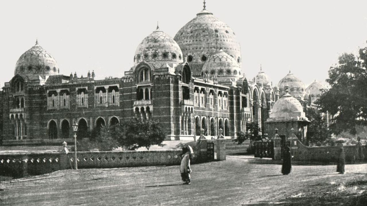 9મી સદી દરમિયાન, હાલમાં અકોટા અંકોટકા તરીકે ઓળખાતું હતું જે એક નાનું શહેર હતું અને 5મી અને 6ઠ્ઠી સદીમાં વિશ્વામિત્રી નદીના કિનારે સ્થિત જૈન ધર્મ માટે પ્રખ્યાત હતું.  બરોડા મ્યુઝિયમમાં હજુ પણ અકોટાની કેટલીક સિગ્નેચર બ્રોન્ઝ મૂર્તિઓ જોવા મળે છે. સ્થાપત્યના તારણો પણ બરોડાના આ સમયના છે. ( Credits: Getty Images )