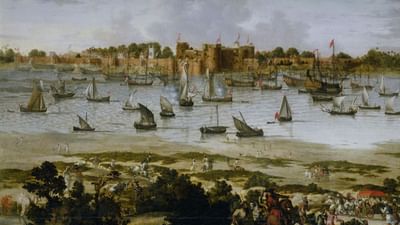 સુરતનો ઇતિહાસ ખૂબ જ ગૌરવશાળી છે. સુરત તાપી નદીના કાંઠે આવેલું છે, તાપી નદીને સૂર્યની પુત્રી કહેવામાં આવે છે.   સુરતની સમૃદ્ધિથી આકર્ષાઈને, છત્રપતિ શિવાજીએ 1600 ની આસપાસ તેને બે વાર લૂંટ્યું. તે સમયે સુરત શહેરમાં ચોર્યાસી બંદરના ધ્વજ લહેરાતા હતા. તેનું નામ ચોર્યાસી રાખવામાં આવ્યું.  આમ, ભૂતકાળમાં સુરત એક મહત્વપૂર્ણ બંદર હતું. 1612માં બ્રિટિશરોએ સુરત ખાતે સમગ્ર ભારતમાં પ્રથમ વેપારી કાર્યાલય સ્થાપ્યું અને 1614માં ઇસ્ટ ઇન્ડિયા કંપની માટે વેપાર અધિકારો મેળવ્યા. ( Credits: Getty Images )