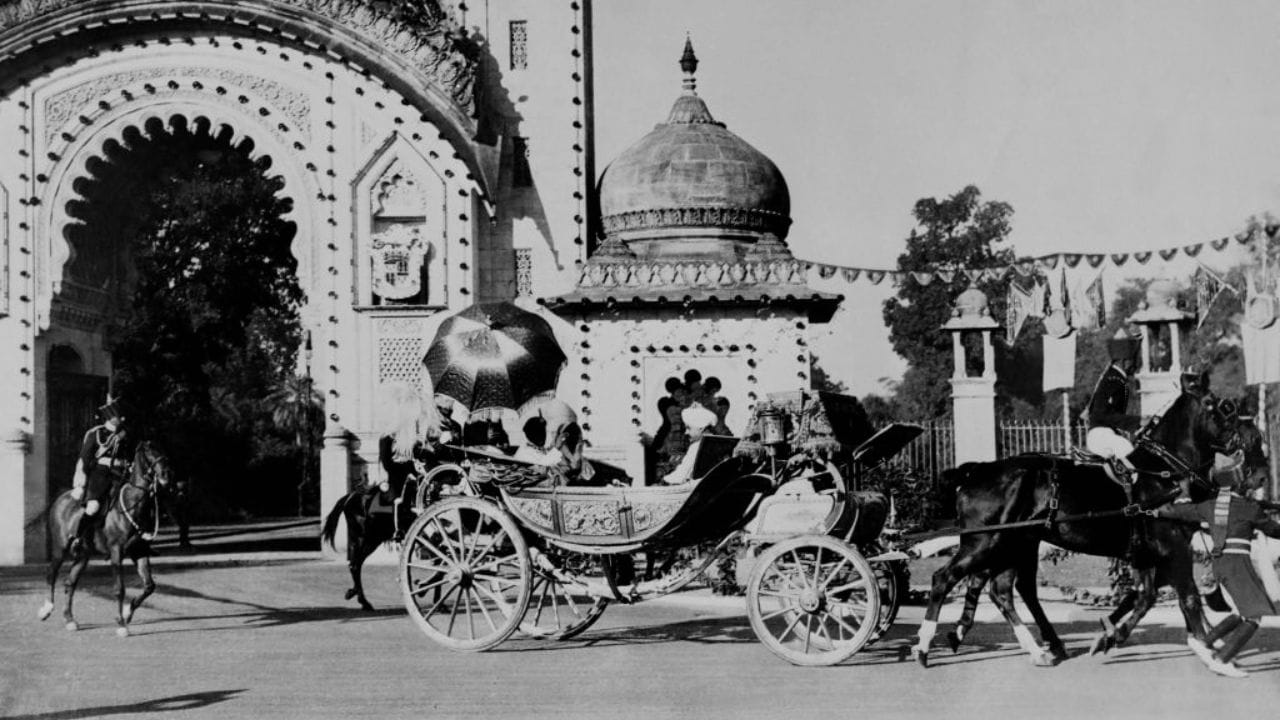 ગાયકવાડ વંશનો ગૌરવશાળી ઇતિહાસ 1726માં મરાઠા સેનાપતિ પિલાજીરાવ ગાયકવાડે સોનગઢ પર વિજય મેળવ્યો ત્યારે શરૂ થયો. 1732માં મુઘલ શાસનનો અંત આવ્યો, જ્યારે મરાઠા સેનાપતિ પિલાજી રાવ  ગાયકવાડે દક્ષિણ ગુજરાતમાં મરાઠા ઝુંબેશને વધુ તીવ્ર બનાવી અને પોતાના વંશ માટે એક રાજ્ય બનાવ્યું. ( Credits: Getty Images )