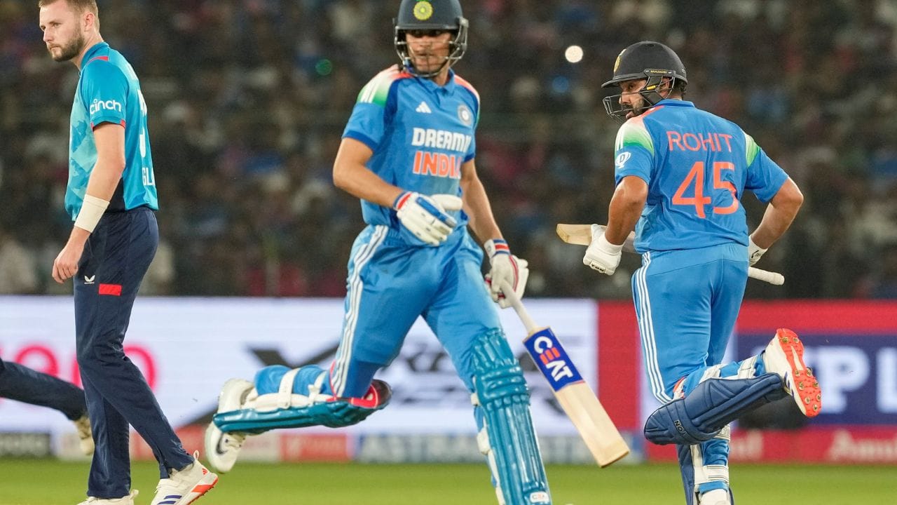 ટીમ ઈન્ડિયાની પ્લેઈંગ ઈલેવનમાં 3 ફેરફાર કરવામાં આવ્યા છે. રવિન્દ્ર જાડેજાની જગ્યાએ કુલદીપ યાદવ, વરુણ ચક્રવર્તીની જગ્યાએ વોશિંગ્ટન સુંદર અને શમીની જગ્યાએ અર્શદીપ સિંહને તક મળી છે.