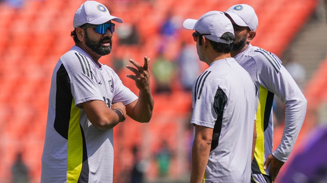 ત્રીજી વનડેમાં ઇંગ્લેન્ડે ટોસ જીતીને ભારતને પહેલા બેટિંગ માટે આમંત્રણ આપ્યું. ભારતીય કેપ્ટન રોહિતે પણ કહ્યું કે, તે પહેલા બેટિંગ કરવા માંગતો હતો. ઈંગ્લેન્ડની ટીમમાં 1 ફેરફાર થયો છે, જ્યારે ભારતે 3 ફેરફાર કર્યા છે.