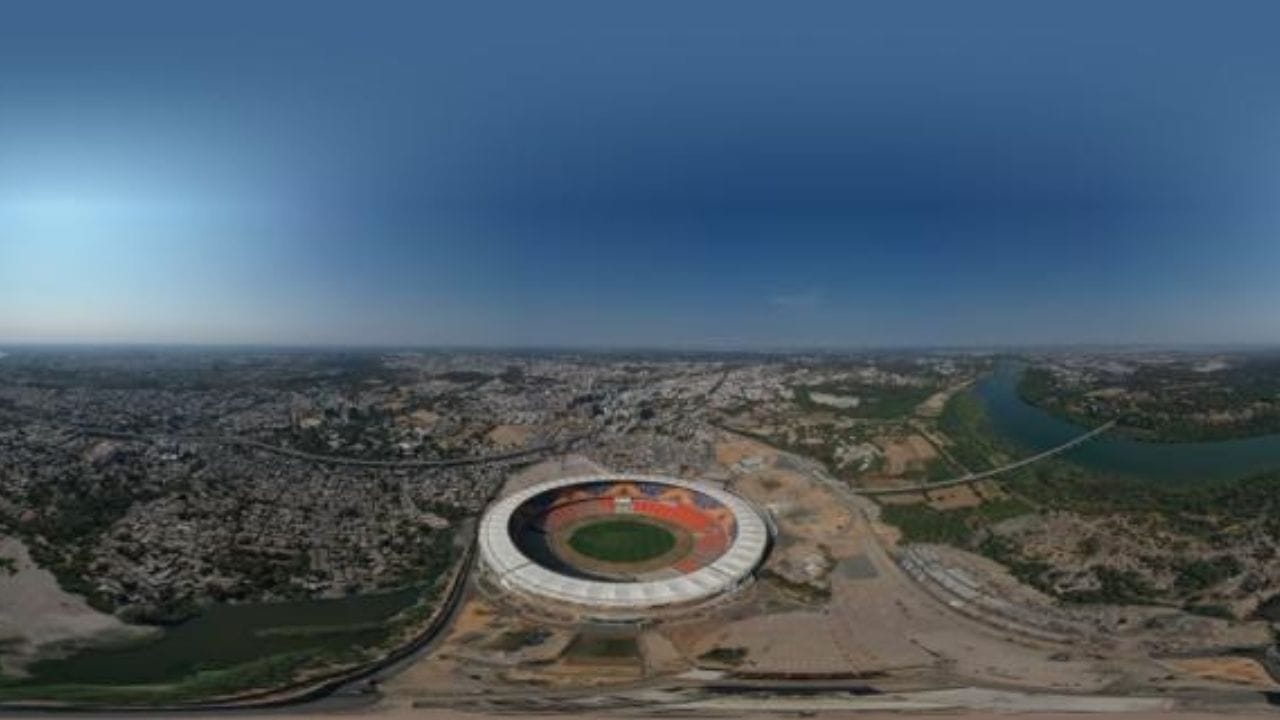 ભારત અને ઇંગ્લેંડ વચ્ચે યોજાવનાર વનડે મેચનો મામલે ટ્રાફિક વિભાગ દ્વારા સ્ટેડિયમની આસપાસના રૂટ ડાયવર્ટ કરવામાં આવ્યા છે. જનપથ ટી થી મોટેરા સ્ટેડિયમ સુધીનો રસ્તો બંધ કરવામાં આવ્યો છે.તપોવન સર્કલથી ONGC ચાર રસ્તા વૈકલ્પિક રસ્તો શરૂ કરાશે.જનપથ ટી થઇ પાવર હાઉસ સુધી અવર જવર કરી શકાશે.અમદાવાદ પોલીસ કમિશ્નરે બહાર પાડ્યુ જાહેરનામું  છે કે,12 ફેબ્રુઆરી સવારે 9 વાગ્યાથી મેચ પૂર્ણ થાય ત્યા સુધી રસ્તાઓ બંધ રહેશે.