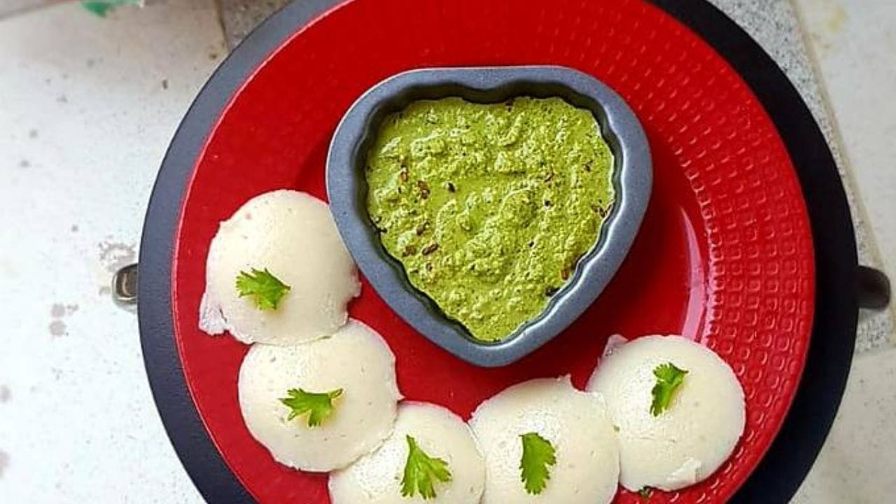 ફરાળી ઈડલી બનાવવા માટે મોરૈયો, સાબુદાણા, દહીં, શેકેલી મગફળીનો પાઉડર, મીઠુ, ઈનો, કોથમીર, જીરું, કાળા મરી પાઉડર, ઘી અથવા તેલ સહિતની સામગ્રીની જરુરત પડશે. 