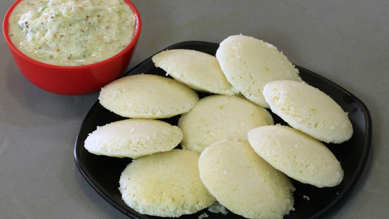 મોરૈયો અને સાબુદાણાને સ્વચ્છ પાણીથી સાફ કરીને 4-5 કલાક અલગ - અલગ વાસણમાં પાણીમાં પલાળી રાખો. ધ્યાન રાખો કે સાબુદાણાને વધારે પાણીમાં ન પલાળો નહીંતર સાબુદાણા ચીકણા થઈ જશે. 