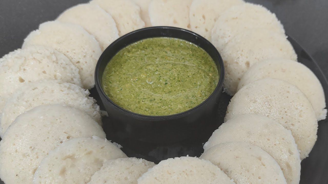 હવે ઈડલી સ્ટેન્ડ પર ઘી લગાવી 1 મિનિટ માટે પ્રિ - સ્ટિમ કરવા માટે મુકો. ત્યારબાદ બેટરમાં ઈનો નાખી બેટરને બરાબર મિક્સ કરી. ઈડલી સ્ટેન્ડમાં બેટર મુકી 10-12 મિનિટ ઈડલીને સ્ટિમ કરી તમે ગરમા ગરમ સર્વ કરી શકો છો. 