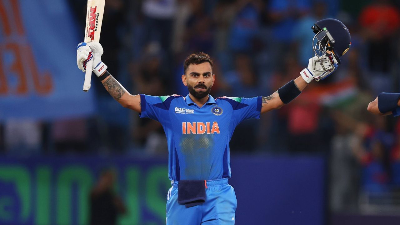 ભારત અને પાકિસ્તાન વચ્ચેની મેચ હંમેશા તણાવપૂર્ણ અને રોમાંચક હોય છે. આ મેચમાં ભારત માટે રન બનાવવા એક પડકાર હતો, કારણ કે શરૂઆતમાં પાકિસ્તાનના બોલરોએ સારી પકડ બનાવી હતી. ભારતને જીતવા માટે સારા સ્કોરની જરૂર હતી અને આવી સ્થિતિમાં વિરાટ કોહલીએ જવાબદારી સંભાળી અને સદીની ઈનિંગ રમી. આ મેચમાં વિરાટ કોહલીએ 111 બોલમાં અણનમ 100 રનની શાનદાર ઈનિંગ રમી હતી. આ દરમિયાન તેણે 7 ચોગ્ગા ફટકાર્યા અને તેની ઈનિંગ ભારતીય ટીમને જીત તરફ દોરી ગઈ.