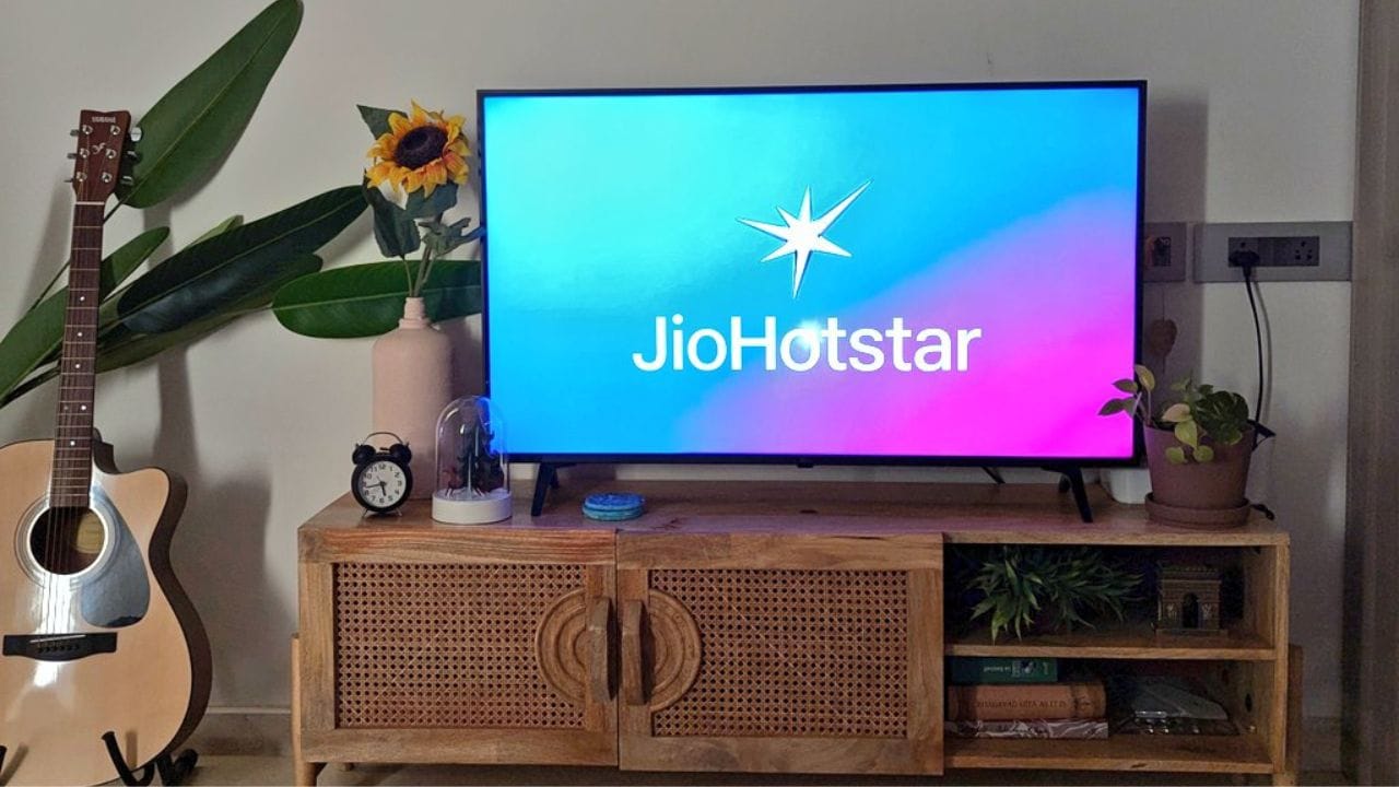 ચેમ્પિયન્સ ટ્રોફીનો મુકાબલો 23 ફેબ્રુઆરીએ ભારત અને પાકિસ્તાન વચ્ચે રમાશે. આ મેચ દુબઈ ઈન્ટરનેશનલ સ્ટેડિયમ ખાતે રમાશે અને આ મેચનો ટોસ ભારતીય સમય મુજબ બપોરે 2 વાગ્યે થશે અને બપોરે 2.30 વાગ્યાથી બંને ટીમો મેચ રમવા માટે સ્ટેડિયમમાં પ્રવેશ કરશે. જો તમે પણ ભારતીય ક્રિકેટ ટીમના ચાહક છો તો તમારી ટીમનો ઉત્સાહ વધારવાનું ચૂકશો નહીં.