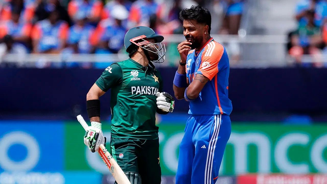 ભારત-પાકિસ્તાન મેચ જોવાની એટલી બધી માંગ છે કે બ્લેક માર્કેટમાં ટિકિટ વેચતા મોટાભાગના લોકોએ ભારત-પાકિસ્તાન મેચની કિંમત આસમાને પહોંચાડી દીધી છે. એક મીડિયા રિપોર્ટ અનુસાર, ભારત-પાકિસ્તાન મેચની ટિકિટ 4 થી 5 લાખ રૂપિયામાં વેચાઈ રહી છે.