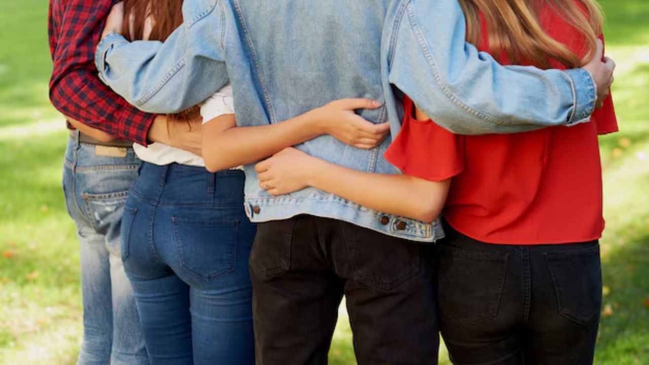 મહત્વપૂર્ણ કોર્ટના નિર્ણયો: સુપ્રીમ કોર્ટ અને હાઈકોર્ટના અનેક નિર્ણયો સ્પષ્ટ કરે છે કે જો પત્ની બીજા વ્યક્તિ સાથે રહેતી હોય અને પતિ સાથે રહેવા માંગતી ન હોય તો તે પતિ પાસેથી ભરણપોષણ મેળવવા માટે પાત્ર રહેશે નહીં. પરંતુ જો તે ફક્ત પ્રેમમાં હોય અને કોઈ નક્કર પુરાવા ન હોય કે તે કોઈ બીજા સાથે રહી રહી છે તો તેને ભરણપોષણ મળી શકે છે.
