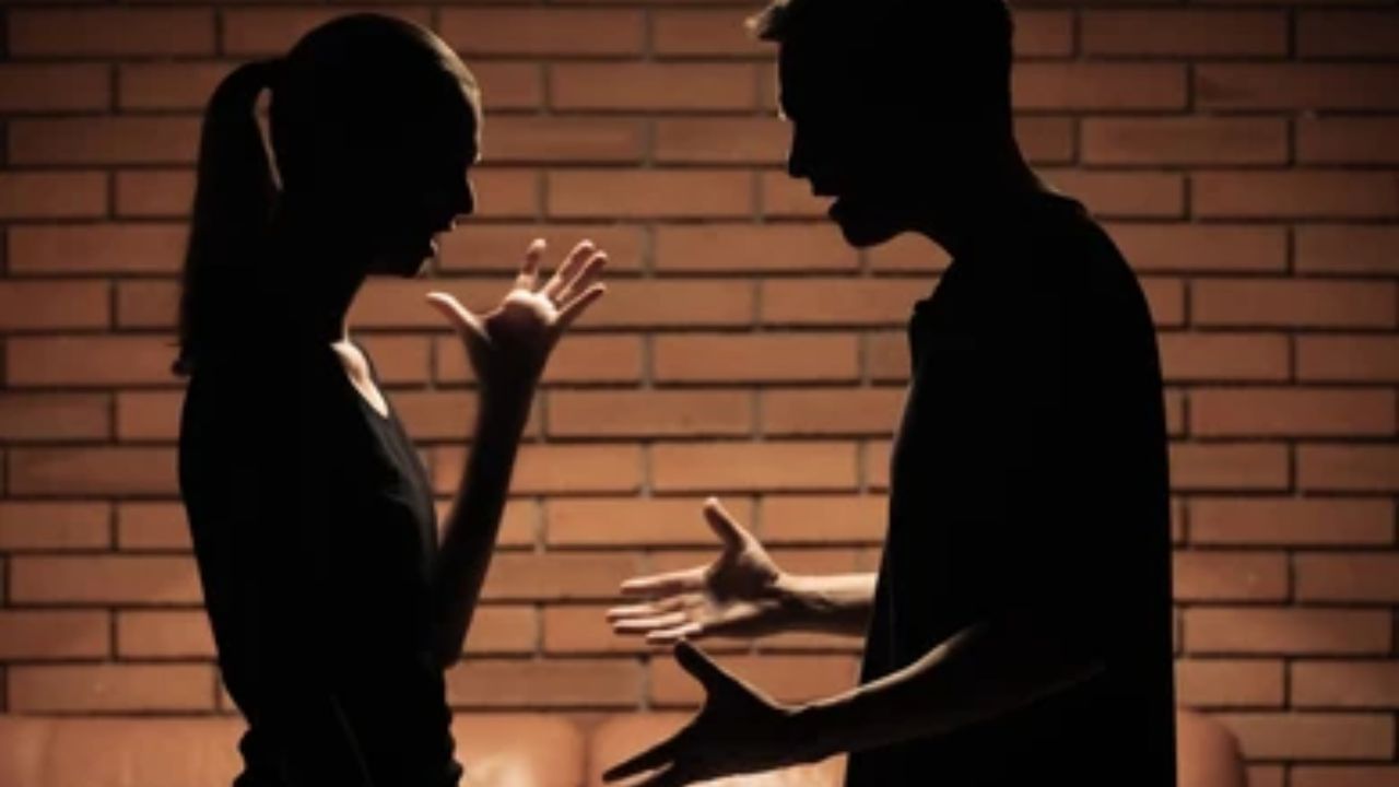 બાળકનો કસ્ટડી અને મિલકતના અધિકારો : BNS કલમ 85 મુજબ - જો કોઈ બાળક લિવ-ઇન રિલેશનશિપમાંથી જન્મે છે અને પુરુષ તેને દત્તક લેવાનો ઇનકાર કરે છે તો સ્ત્રી બાળકની કસ્ટડી અને પિતાની મિલકત પરના અધિકાર માટે કેસ દાખલ કરી શકે છે. આ ઘટના સાથે આ કેસ જોડાયેલો છે. Tulsa & Ors. v. Durghatiya & Ors. (2008) – લિવ-ઇન રિલેશનશિપમાંથી જન્મેલા બાળકને કાયદેસર ગણવામાં આવ્યું છે.
