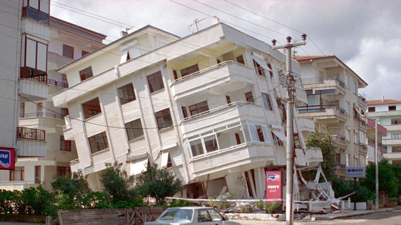 ભગવાન વિષ્ણુએ વરાહનું રૂપ ધારણ કર્યું અને સમુદ્રમાં છુપાયેલા રાક્ષસ હિરણ્યાક્ષની શોધ કરી. આ પછી જ્યારે ભગવાન વરાહ તેમની પાસેથી પૃથ્વી પાછી લેવા લાગ્યા, ત્યારે તેમણે ભગવાન વરાહને પડકાર ફેંક્યો. આ પછી રાક્ષસ હિરણ્યાક્ષ અને ભગવાન વરાહ વચ્ચે ભયંકર યુદ્ધ થયું. અંતે ભગવાન વરાહએ હિરણ્યાક્ષ નામના રાક્ષસનો વધ કર્યો. આ પછી, તેમણે પૃથ્વીને પોતાના દાંતમાં પકડીને સમુદ્રમાંથી પાછી લાવી અને તેને ફરીથી સ્થાપિત કરી જેથી લોકો પૃથ્વી પર રહી શકે.