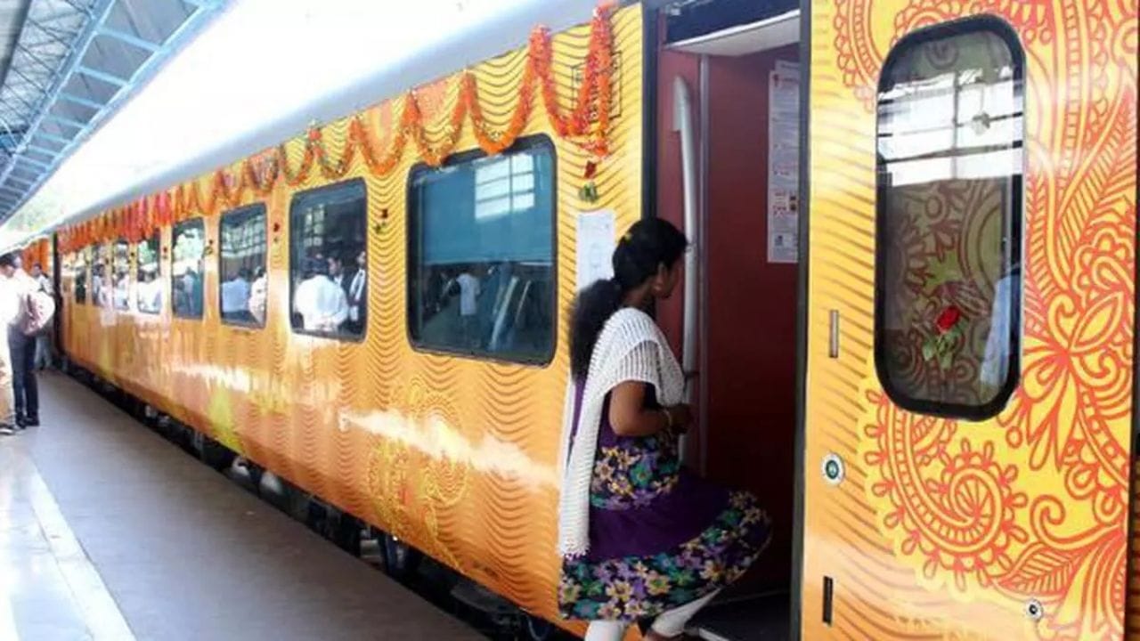 તેજસ એક્સપ્રેસ ભારતની એક સુપર લક્ઝરી ટ્રેન છે જેની મહત્તમ ગતિ 200 કિલોમીટર પ્રતિ કલાક છે. જોકે, સલામતી અને ટ્રેક પ્રતિબંધોને કારણે, તે 130 કિલોમીટર પ્રતિ કલાકની ઝડપે દોડે છે.