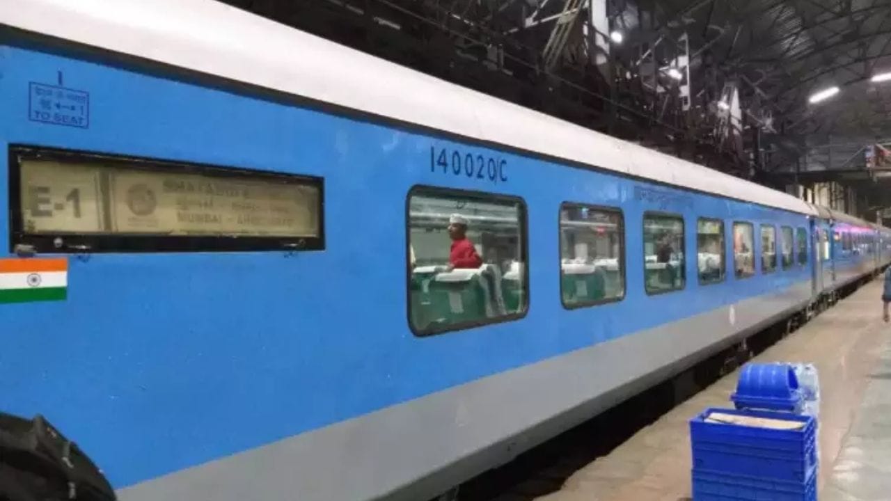 શતાબ્દી એક્સપ્રેસની મહત્તમ ગતિ 130 થી 150 કિલોમીટર પ્રતિ કલાક છે. તે ભારતીય રેલવેની સૌથી ઝડપી ટ્રેનોમાંની એક છે.