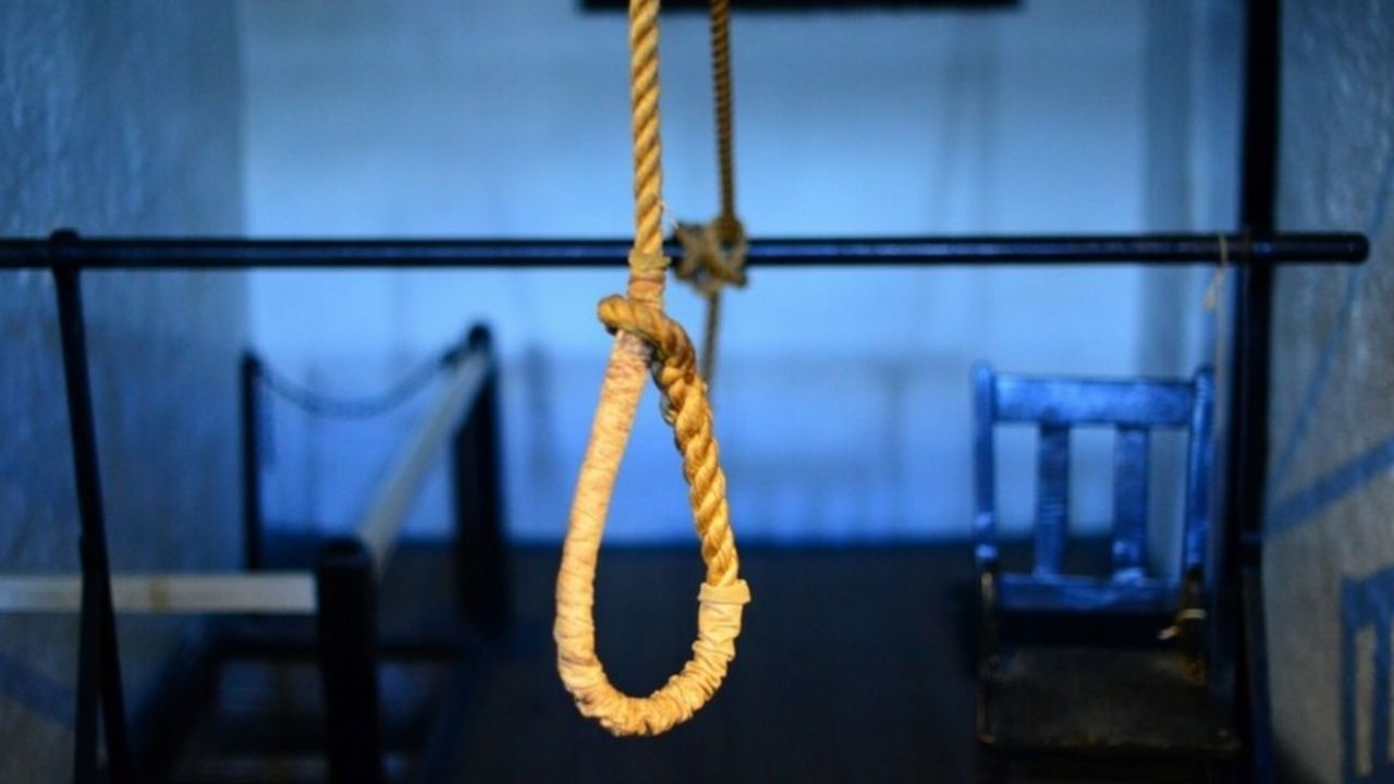 ફાંસીની સજા પહેલા જલ્લાદ દ્વારા બોલાતા અંતિમ શબ્દો લોકોમાં રહસ્યમય વિષય બની રહ્યા છે. કાયદાના આદેશ અનુસાર, જલ્લાદ ગુનેગારના કાનમાં એક ખાસ વાત કહે છે, જે ઓછી જાણીતી છે.