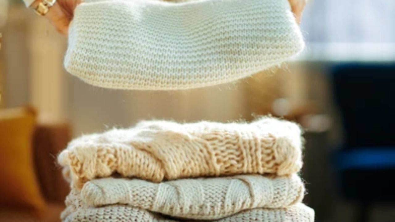 તમારા કપડાં પેક કરો : હંમેશા ઊનના કપડાં પેક કરતા પહેલા સારી રીતે ધોઈ લો. જો કપડાં ગંદા હોય તો તેના પર ધૂળ, પરસેવો અને ગંધ એકઠી થઈ શકે છે. જે લાંબા સમય સુધી રાખવામાં આવે તો કાપડને નુકસાન પહોંચાડી શકે છે. ધ્યાનમાં રાખો કે ખૂબ ગરમ પાણીમાં ધોવાથી ઊન સંકોચાઈ શકે છે. ઊનના કપડાં ધોવા માટે પ્રવાહી ડિટર્જન્ટનો ઉપયોગ કરો.