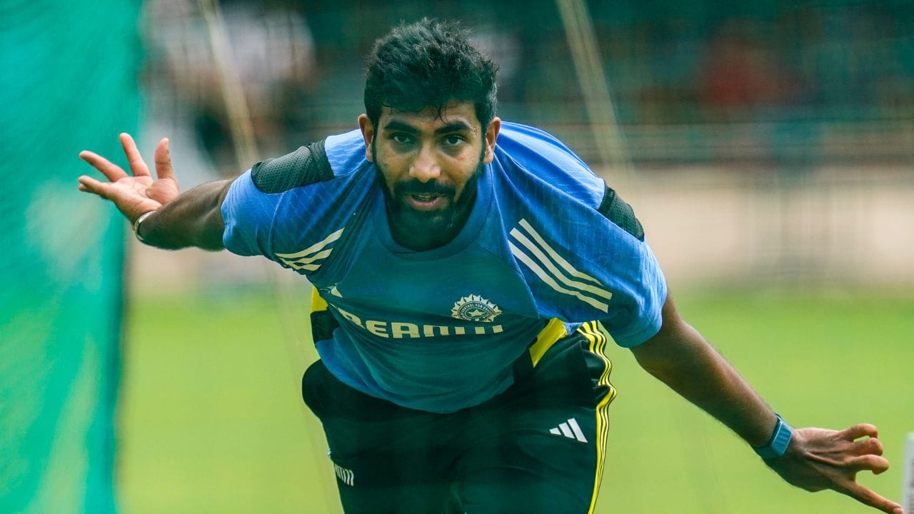 જસપ્રીત બુમરાહ લાંબા સમયથી પીઠની ઈજાથી પીડાઈ રહ્યો છે. આ વખતે પણ તે પીઠની ઈજાને કારણે મેદાનની બહાર છે. ચેમ્પિયન્સ ટ્રોફી શરૂ થવામાં હવે વધુ સમય બાકી નથી. આવી સ્થિતિમાં બુમરાહની ઈજા અંગે કોઈ અપડેટ ટીમ ઈન્ડિયાનું ટેન્શન વધારી શકે છે. બુમરાહ વગર ભારતીય બોલિંગ આક્રમણ નબળું થઈ શકે છે. બીજી તરફ, શમી પણ તાજેતરમાં ઈજામાંથી સ્વસ્થ થયા બાદ ટીમ ઈન્ડિયામાં પાછો ફર્યો છે. પણ તે સંપૂર્ણપણે પોતાની લયમાં હોય તેવું લાગતું નથી. (All Photo Credit : PTI / GETTY)