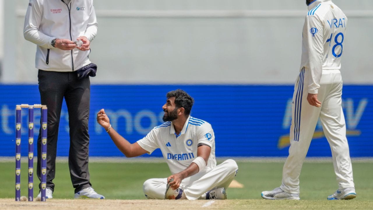 વાસ્તવમાં, જસપ્રીત બુમરાહ ઓસ્ટ્રેલિયા પ્રવાસની છેલ્લી મેચ દરમિયાન ઘાયલ થયો હતો, ત્યારબાદ તેને આરામ કરવાની સલાહ આપવામાં આવી હતી. પરંતુ એવું માનવામાં આવી રહ્યું હતું કે બુમરાહ ઈંગ્લેન્ડ સામેની વનડે શ્રેણીની છેલ્લી મેચમાં જોવા મળી શકે છે. પરંતુ BCCI દ્વારા ODI શ્રેણી અંગે જારી કરાયેલી પ્રેસ રિલીઝમાં બુમરાહનું નામ નથી. ફિટનેસના આધારે પણ બુમરાહનું નામ ટીમ ઈન્ડિયાની ટીમમાં સામેલ કરવામાં આવ્યું નથી. એટલે કે તે ODI શ્રેણીમાં રમી શકશે નહીં.