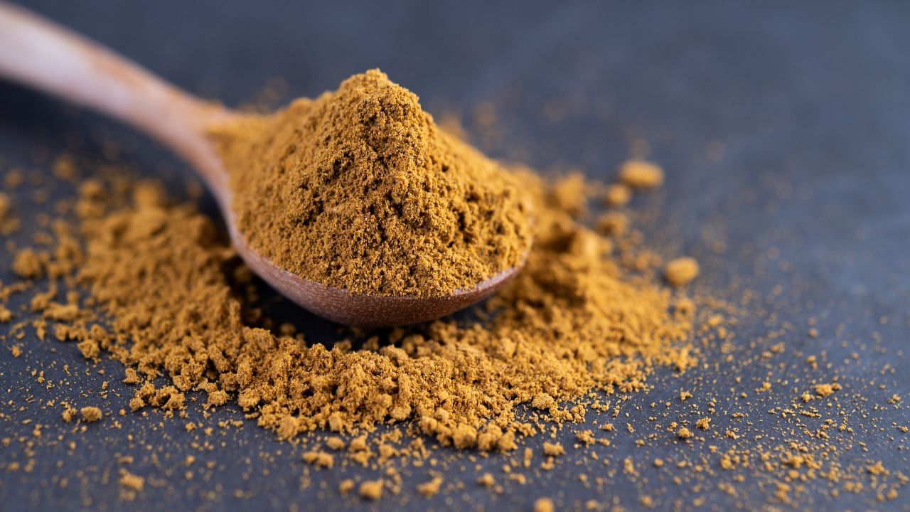 રાત્રે સૂતા પહેલા મુખ્યત્વે જીરું અને અજમાનો પાવડર હૂંફાળા પાણી સાથે પીવાથી તમારું પાચન સારું રહે છે. ઉપરાંત, તે અન્ય સમસ્યાઓ ઘટાડી શકે છે. ચાલો જાણીએ કે સૂતા પહેલા જીરું અને અજમાનો પાવડર ખાવાથી શું ફાયદા થાય છે? ( Credits: freepix )