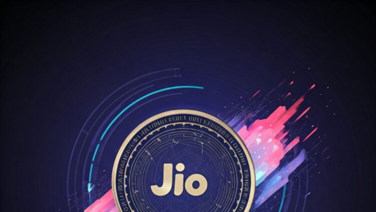 સૌથી પહેલા આપણે એ સમજવાની જરૂર છે કે Jio Coin શું છે. Jio Coin એ ડિજિટલ કરન્સી છે, અત્યારે તેને ક્રિપ્ટોકરન્સી કહેવું યોગ્ય નથી. Ethereum અથવા Bitcoin જેવી બ્લોકચેન સંચાલિત ક્રિપ્ટોકરન્સીને બદલે, Reliance Jioનો આ કોઇન વધુ એક રિવોર્ડ ટોકન અથવા તેના બદલે ડિજિટલ લોયલ્ટી પોઈન્ટ જેવો છે.