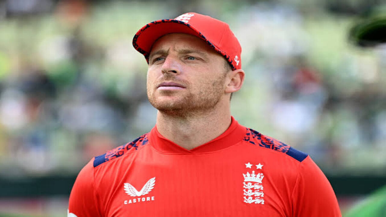 શુક્રવારે 28 ફેબ્રુઆરીએ, ચેમ્પિયન્સ ટ્રોફીના ગ્રુપ સ્ટેજના અંત પહેલા, ઇંગ્લેન્ડના કેપ્ટન બટલરે એક પ્રેસ કોન્ફરન્સમાં પોતાના નિર્ણયની જાહેરાત કરી. બટલરનો આ નિર્ણય ટીમની છેલ્લી મેચના એક દિવસ પહેલા આવ્યો છે. ટૂર્નામેન્ટમાંથી પહેલેથી જ બહાર થઈ ગયેલી ઈંગ્લેન્ડની ટીમ તેની છેલ્લી મેચમાં દક્ષિણ આફ્રિકા સામે ટકરાશે. જો કે આ મેચમાં બટલર છેલ્લી વખત ઈંગ્લેન્ડની કમાન સંભાળશે. બટલરે 2022માં ઈંગ્લેન્ડ ક્રિકેટ ટીમની કમાન સંભાળી હતી. જો કે, બટલરે સ્પષ્ટ કર્યું કે તે બંને ફોર્મેટમાં પસંદગી માટે ઉપલબ્ધ રહેશે, જો કે કોચ મેક્કુલમ તેને પસંદ કરવા માંગે.