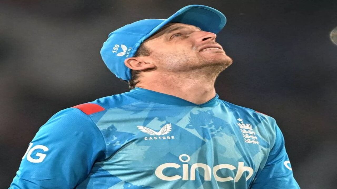 બટલરે પ્રેસ કોન્ફરન્સમાં કહ્યું કે આ નિર્ણય ટીમ અને તેની પોતાની સુખાકારી માટે સારો છે અને નવા કેપ્ટન આગામી સમયમાં કોચ બ્રેન્ડન મેક્કુલમ સાથે મળીને ટીમને આગળ લઈ જશે. બટલરે એ પણ સ્વીકાર્યું કે તેનું સુકાનીપદનું ભવિષ્ય આ ટુર્નામેન્ટના પરિણામ પર નિર્ભર છે અને કોચ મેક્કુલમ સાથે મળીને તે પોતાનું સ્થાન બદલવાની આશા રાખતો હતો પરંતુ આવું થઈ શક્યું નહીં અને ચેમ્પિયન્સ ટ્રોફીની ગ્રુપ સ્ટેજમાં જ બહાર થઈ જતાં તેણે કેપ્ટનશીપ છોડી દેવાનો નિર્ણય કર્યો.