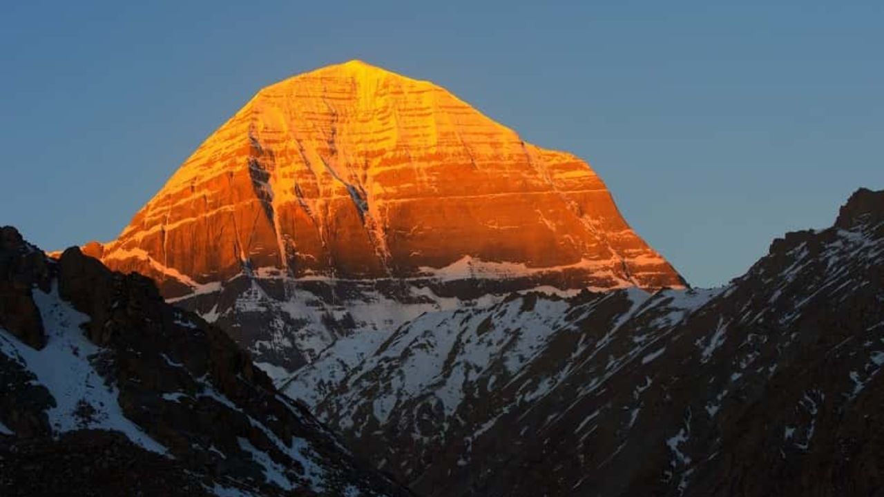 કૈલાસ માનસરોવરની મુલાકાત લેવા માટે તમારી પાસે પાસપોર્ટ અને વિઝા હોવો જરૂરી છે. કેમ કે આ વિસ્તાર ચીનના કબજા હેઠળના તિબેટમાં આવે છે. આવી સ્થિતિમાં, અહીં મુસાફરી કરવા માટે ચીન સરકારની મંજૂરી જરૂરી છે. તેના વિના મુસાફરી થઈ શકતી નથી.