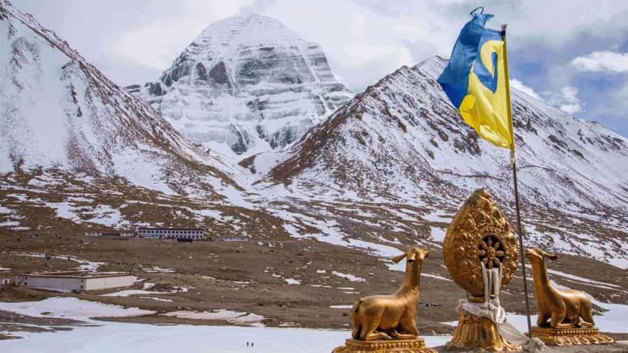 ભારતીયો માટે કૈલાસ માનસરોવરની યાત્રા માટે ત્રણ રસ્તા છે. સૌથી ટૂંકો રસ્તો ઉત્તરાખંડના લિપુલેખથી છે. અહીંથી કૈલાશ માનસરોવરનું અંતર 65 કિલોમીટર છે. આ યાત્રામાં 24 દિવસ લાગે છે. મુસાફરો દિલ્હીમાં ત્રણ દિવસની તાલીમ પણ લે છે. આખી ટ્રિપનો ખર્ચ રૂપિયા1.80 લાખ છે.