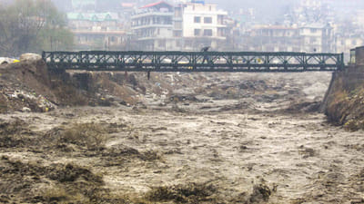 હિમાચલ પ્રદેશમાં વાતાવરણમાં ફેરફારને કારણે કેટલીક જગ્યાએ હિમવર્ષા તો કેટલીક જગ્યાએ ભારે વરસાદ વરસ્યો છે. કુલ્લુ મનાલીમાં કુદરતે એવું રૂપ બતાવ્યું છે કે રુંવાટા ઊભા થઈ જાય. કુલ્લુમાં ભારે વરસાદને કારણે સરવરી નાળુ ઓવરફ્લો થવાને કારણે અનેક વાહનો તણાઈ ગયા હતા. એટલું જ નહીં, કુલ્લુના ગાંધી નગરમાં જ પૂરની સાથે ધસી આવેલ કાદવ અને કાટમાળમાં વાહનો દટાઈ ગયા.