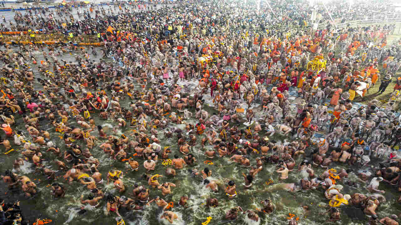 અત્યાર સુધીમાં 33 કરોડથી વધુ શ્રદ્ધાળુઓએ મહાકુંભમાં પવિત્ર ડૂબકી લગાવી છે અને ઉત્તર પ્રદેશ સરકાર આજે જ લગભગ પાંચ કરોડ શ્રદ્ધાળુઓ કુંભમેળામાં આવશે તેવી અપેક્ષા રાખે છે. 'મૌની અમાવસ્યા' પછી અન્ય કોઈ વધુ અનિચ્છનીય ઘટના ના બને તે માટે ઉત્તર પ્રદેશ સરકારે સુરક્ષા અને ભીડ વ્યવસ્થાપનના પગલાં મજબૂત લીધા છે.