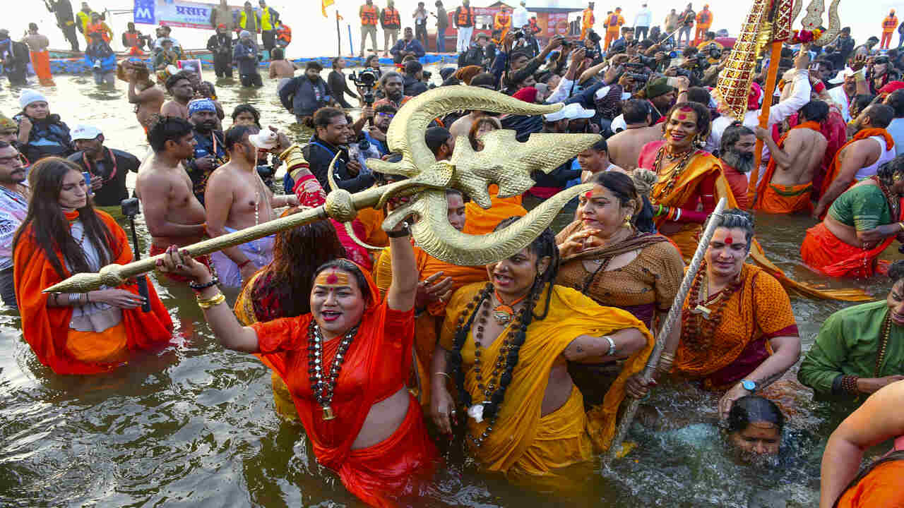 દરેક અખાડાને સંગમ ઘાટ ખાતે નદીમાં ડૂબકી લગાવવા માટે 40 મિનિટનો સમય ફાળવવામાં આવ્યો હતો. જેમાં સ્નાન માટે નીકળે ત્યારે શોભાયાત્રા તેની ધાર્મિક વિધિઓ પૂર્ણ કરવામાં આવી હતી. બૈરાગી સંપ્રદાયના અખાડા, અખિલ ભારતીય શ્રી પંચ નિર્વાણી આણી અખાડા, અખિલ ભારતીય શ્રી પંચ દિગંબર આણી અખાડા અને અખિલ ભારતીય શ્રી પંચ નિર્મોહી આણી અખાડા સહીતના અખાડાઓનો સમાવેશ થાય છે.