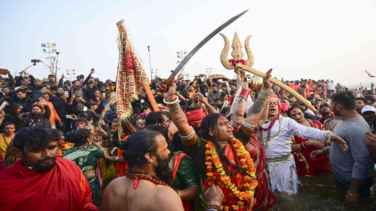 દર 12 વર્ષે યોજાતો મહાકુંભ મેળો અપ્રતિમ આધ્યાત્મિક ઉર્જાથી ભરેલો હોય છે, જેમાં લાખો ભક્તો મેળાના મેદાનમાં ઉમટી પડે છે. જ્યોતિષીઓ માને છે કે આ વર્ષે ત્રિવેણી યોગ, જે 144 વર્ષમાં એક વાર થતો દુર્લભ ખગોળીય ફેરફાર છે, તે ચાલુ કુંભ મેળાને ખાસ કરીને શુભ બનાવે છે. અમૃત સ્નાનની તારીખો સૂર્ય, ચંદ્ર અને ગુરુના ચોક્કસ ગ્રહોની ગોઠવણીના આધારે નક્કી કરવામાં આવે છે, જે પવિત્ર નદીઓની આધ્યાત્મિક શક્તિને વધારવા માટે માનવામાં આવે છે.