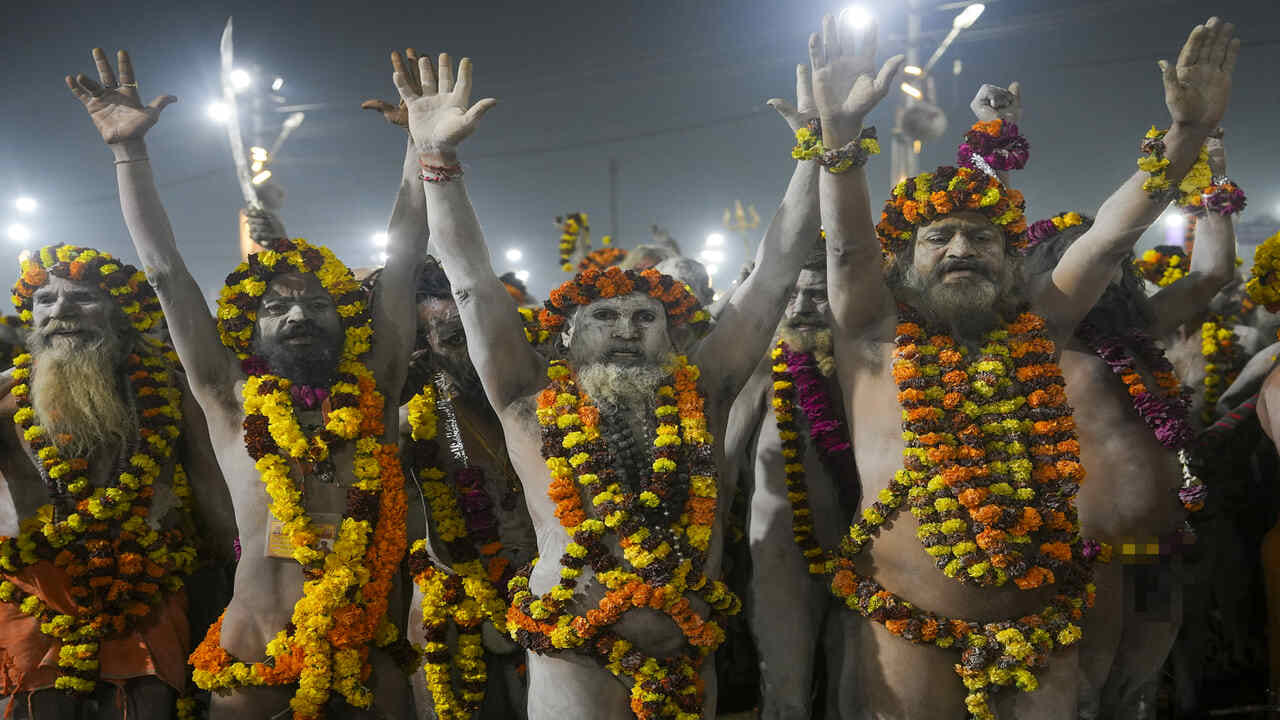 વસંત પંચમીના શુભ અવસર પર, મહાકુંભમાં ત્રીજું 'અમૃત સ્નાન' કરવામાં આવ્યું. દુનિયાભરમાંથી લાખો ભક્તો 'અમૃત સ્નાન'માં ભાગ લઈ રહ્યા છે. સવાર પડતાની સાથે જ, વિવિધ અખાડાઓના રાખ લગાવેલા નાગા સાધુ સહિત સંતો-સાધુઓએ ત્રિવેણી સંગમ તરફ પ્રયાણ શરૂ કર્યું અને સંગમમાં સ્નાન કર્યું. 