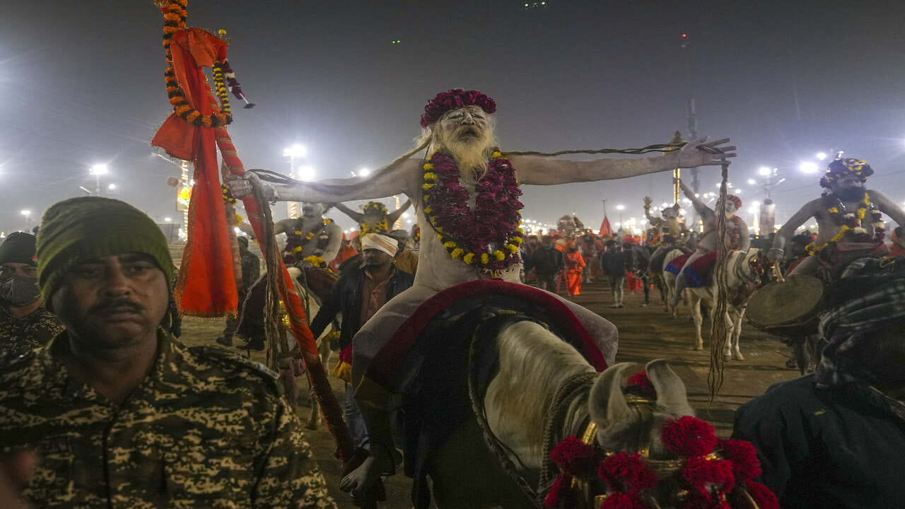 અમૃત સ્નાન ઉદાસી સંપ્રદાય દ્વારા કરવામાં આવ્યું છે. જેમાં પંચાયતી નયા ઉદાસી અખાડો, પંચાયતી અખાડો બડા ઉદાસી નિર્વાણ અને પંચાયતી નિર્મલ અખાડોનો સમાવેશ થાય છે. ગંગા નદી તરફની તેમની યાત્રા સવારે શરૂ થઈ છે, જેમાં છેલ્લા તપસ્વીઓ તેમની ધાર્મિક વિધિઓ પૂર્ણ કરીને પોતાના તંબુમાં પાછા ફર્યા હતા.