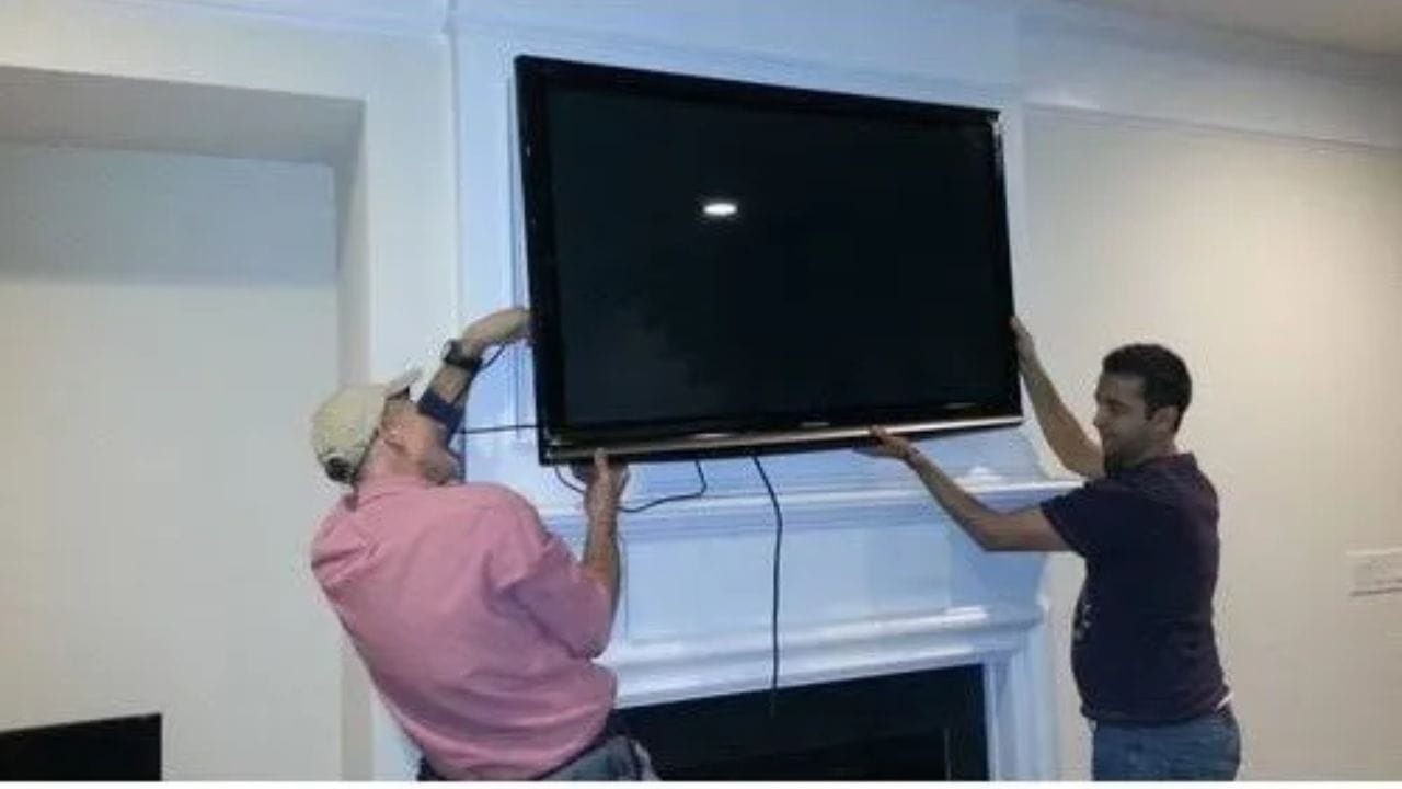 સ્માર્ટ સુવિધાઓ તપાસો: જો તમે સ્માર્ટ ટીવી ખરીદી રહ્યા છો તો તેની સુવિધાઓ ચોક્કસ તપાસો. તે એન્ડ્રોઇડ ઓપરેટિંગ સિસ્ટમ, વોઇસ કમાન્ડ, વાઇ-ફાઇ, બ્લૂટૂથ અને એપ્સને સપોર્ટ કરે છે કે નહીં તે જુઓ. ગુણવત્તા અને સેવામાં કોઈ સમસ્યા ન આવે તે માટે સારી બ્રાન્ડનું ટીવી ખરીદવું મહત્વપૂર્ણ છે. આ ઉપરાંત વોરંટી વિકલ્પો પર ધ્યાન આપો જેથી ભવિષ્યમાં કોઈ પણ ભંગાણના કિસ્સામાં તમારે ઘણો ખર્ચ ન કરવો પડે.