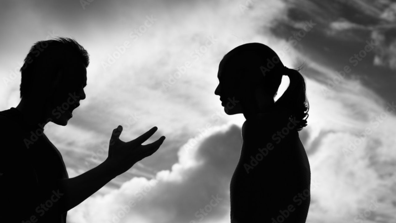 છેતરપિંડી અને વિશ્વાસઘાત : પહેલાની કલમ: IPC 415, 417 (છેતરપિંડી) અને હમણાંની કલમ: BNS કલમ 317 મુજબ - જો પુરુષ લિવ-ઇન રિલેશનશિપના નામે સ્ત્રીને છેતરે છે અથવા તેને આર્થિક નુકસાન પહોંચાડે છે તો તે આ કલમ હેઠળ કેસ દાખલ કરી શકે છે.
