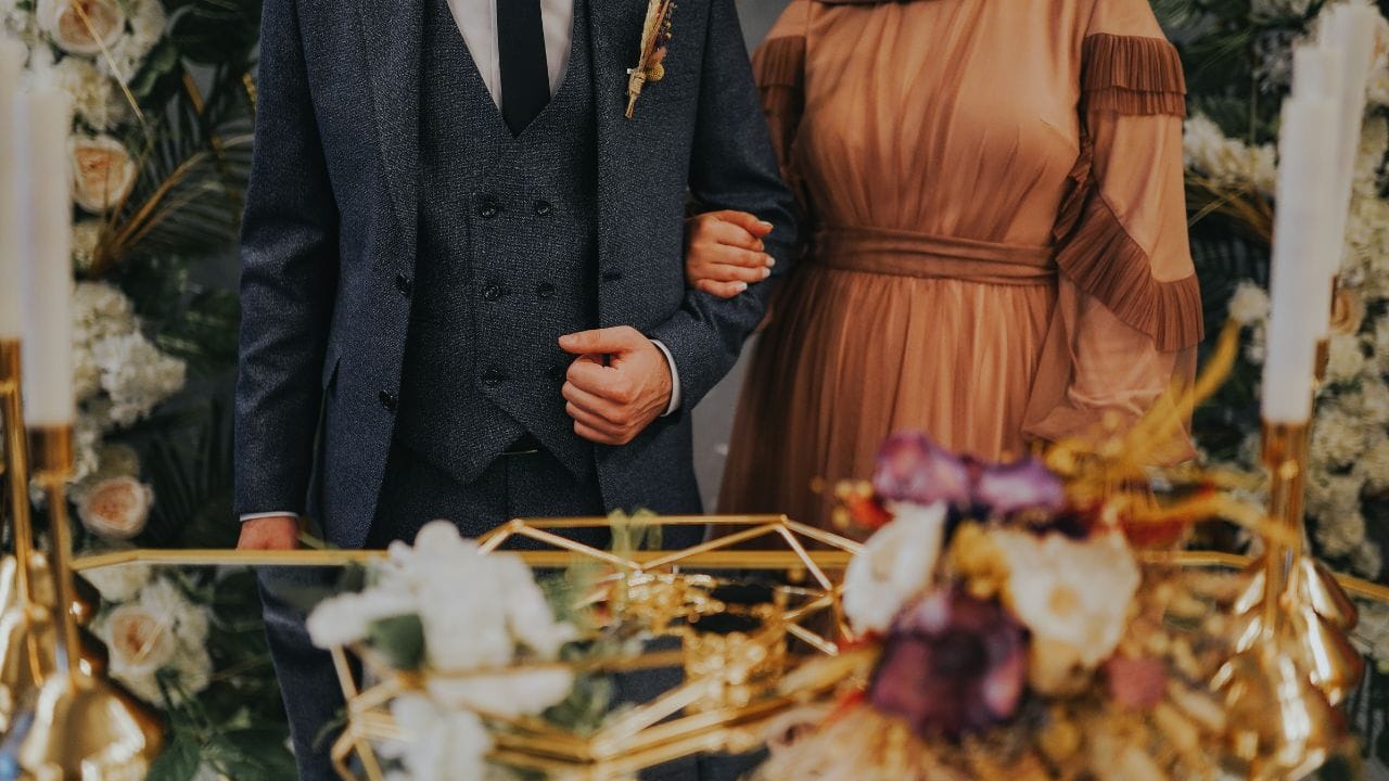 કલમ 498A, ભારતીય દંડ સંહિતા(IPC) આ કલમ પતિ અને તેના સબંધી પર ક્રુરતા અને  દહેજ ઉત્પીડનના મામલામાં લાગુ થાય છે.છૂટાછેડા બાદ પણ જો પત્ની એ સાબિત કરી શકે કે, છૂટાછેડા પહેલા લગ્ન દરમિયાન તેની સાથે દહેજ માટે ત્રાસ ગુજારવામાં આવતો હતો. તો આ કલમ હેઠળ કેસ કરી શકે છે. આ એક બિનજામીનપાત્ર અને ગંભીર ગુનો છે.