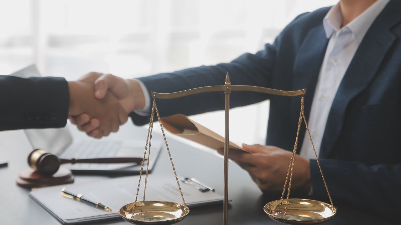 સ્પેશિયલ મેરેજ એક્ટ 1954 આ કાયદા મુજબ લગ્નનું રજિસ્ટ્રેશન ફરજિયાત છે. જોકે, જો પ્રમાણપત્ર ઉપલબ્ધ ન હોય, તો અન્ય માન્ય દસ્તાવેજો દ્વારા છૂટાછેડા માટે અરજી કરી શકાય છે.