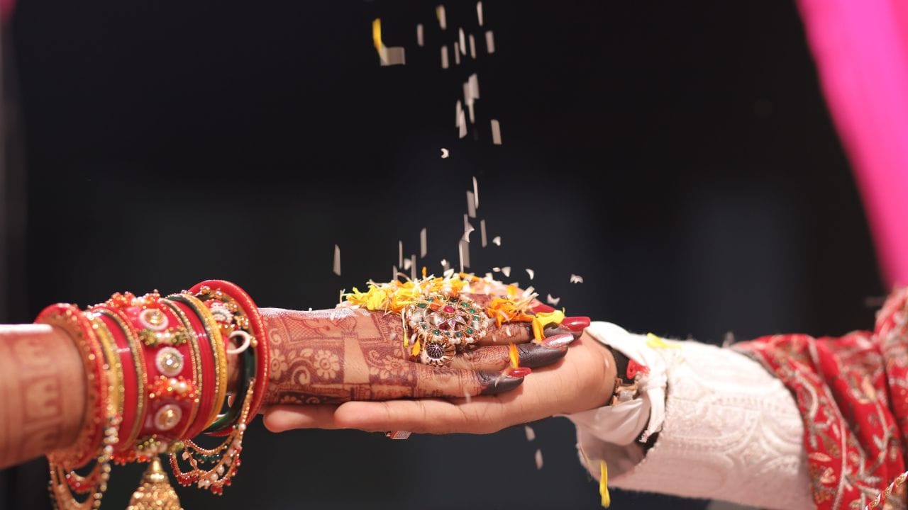 કલમ 406 ભારતીય દંડ સહિતા ગુનાહિત વિશ્વાસઘાત, જો પત્ની એ સાબિત કરી દે છે કે, તેને સ્ત્રીધન કે દહેજની સંપત્તિને પતિ કે સાસરિયા વાળાએ લઈ લીધી છે. તો આ કલમ હેઠળ કેસ કરી શકે છે.