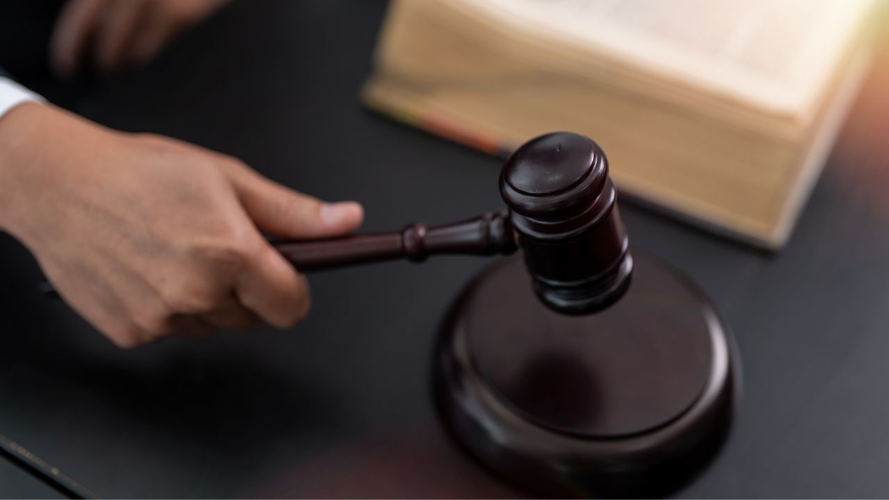 સુપ્રીમ કોર્ટના મંતવ્યો અને સીમાચિહ્નરૂપ ચુકાદાઓ જોઈએ તો. સુપ્રીમ કોર્ટે અનેક તકે આ સિદ્ધ કર્યું છે કે, લગ્નના અસ્તિત્વને સાબિત કરવા માટે માત્ર લગ્નનું પ્રમાણપત્ર એકમાત્ર સાધન નથી. અન્ય દસ્તાવેજો હોય તો પણ છૂટાછેડા માટે અરજી કરી શકાય છે.