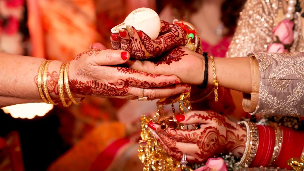 કલમ 3 અને 4 દહેજ  પ્રતિબંધ અધિનિયમ, 1961 હેઠળ જો એ સાબિત થઈ જાય છે કે, પતિ કે સાસિયાળાના પક્ષે દહેજ લીધો છે. તો તેને 5 વર્ષની સજા અને 50,000 રુપિયા કે તેનાથી વધારે દંડ પણ થઈ શકે છે. કલમ 4 જો પતિ કે, તેના પરિવારે દહેજની માંગ કરી છે. તો તેને 2 વર્ષની સજા અને 10,000 રુપિયાનો દંડ થઈ શકે છે.