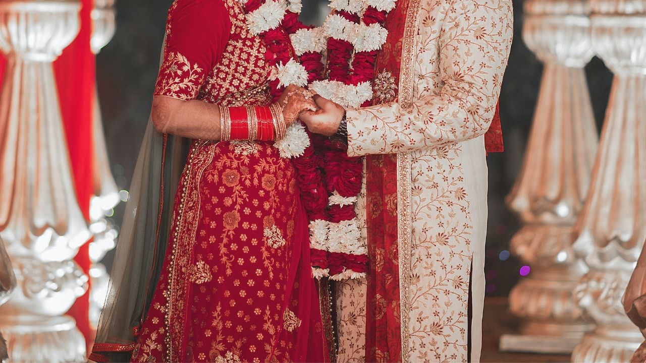  જો લગ્નનું પ્રમાણપત્ર નથી. તો કોર્ટમાં લગ્નની કંકોત્રીનો ફોટો, સાક્ષીઓના નવિદનોને રજુ કરી શકાય છે. છૂટાછેડાની અરજી કરતી વખતે કોર્ટ ખાતરી કરે છે કે લગ્નના અસ્તિત્વ અને માન્યતાના પૂરતા પુરાવા છે.અલગ અલગ કિસ્સાઓમાં, તે નક્કી કરવામાં આવે છે કે ઉપલબ્ધ દસ્તાવેજો અને પુરાવા તે લગ્નના અસ્તિત્વને સ્થાપિત કરવા માટે પૂરતા છે કે નહીં.