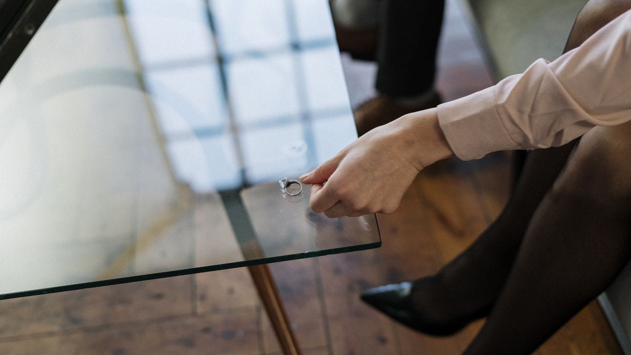 તો ચાલો જાણીએપતિ કયા કલમો હેઠળ ભરણપોષણ માંગી શકે છે?,હિન્દુ લગ્ન અધિનિયમ, 1955, કલમ 24, કલમ 25 આ કલમો હેઠળ, જો પત્ની આર્થિક રીતે સક્ષમ હોય અને પતિ અસમર્થ હોય, તો તેણી ભરણપોષણ મળી શકે છે.