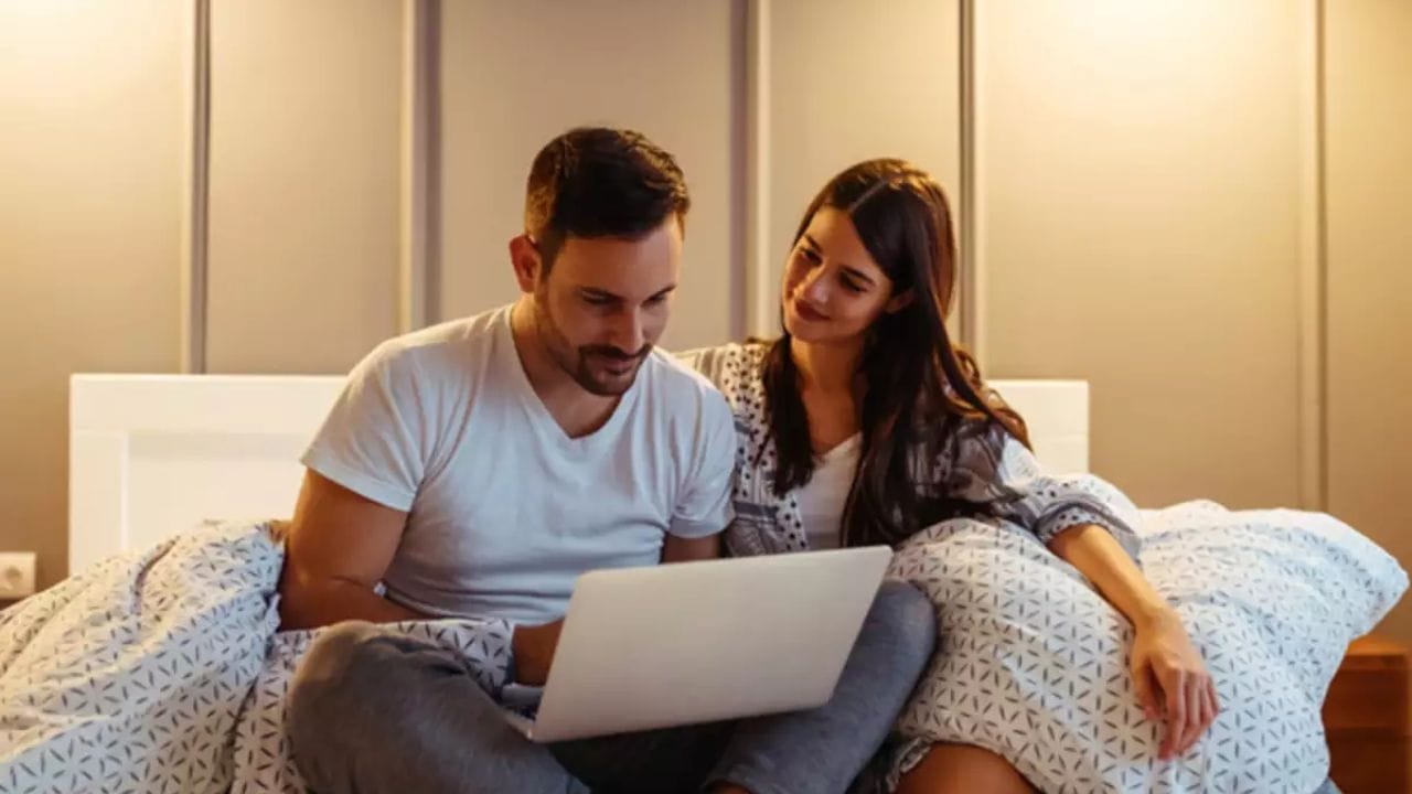 ઘરેલુ હિંસાથી રક્ષણ : ઘરેલુ હિંસાથી મહિલાઓના રક્ષણ અધિનિયમ, 2005 હેઠળ, લિવ-ઇન રિલેશનશિપમાં રહેતી મહિલાઓને ઘરેલુ હિંસા (શારીરિક, માનસિક, આર્થિક, જાતીય સતામણી) થી પણ રક્ષણ મળે છે. 
