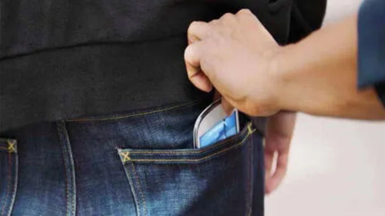 ટ્રૅકિંગ : જો તમારી પાસે એન્ડ્રોઇડ ફોન છે તો તમે Find My Device એપ્લિકેશનનો ઉપયોગ કરીને બીજા ફોનનો ઉપયોગ કરીને તમારા ફોનને ટ્રેક કરી શકો છો. વધુમાં જો ચોરે ઇન્ટરનેટ કનેક્શન ડિસ્કનેક્ટ કરી દીધું હોય અથવા ફોન બંધ કરી દીધો હોય તો પણ તમે android.com/find પર લોગ ઇન કરીને ફોનને ફોર્મેટ કરી શકો છો. આનાથી કોઈ તમારા ફોન સાથે છેડછાડ કરી શકશે નહીં. તેમજ જો તમારો ફોન આઇફોન છે તો Find My iPhoneની મદદથી તમે તેને કોઈપણ iOS ડિવાઇસ દ્વારા ટ્રેક કરી શકો છો.
