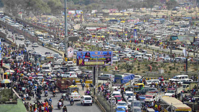 પ્રયાગરાજ મહાકુંભને સંપન્ન થવામાં હવે ગણતરીના કલાકો જ બાકી રહ્યાં છે. આવતીકાલ 26 ફેબ્રુઆરીએ મહાશિવરાત્રિના રોજ મહાકુંભના છેલ્લા સ્નાન ઉત્સવ દરમિયાન, ભારે ભીડ થવાની સંભાવનાને લઈને આગોતરી વ્યવસ્થા કરવામાં આવી છે. મેળા વિસ્તાર અને પ્રયાગરાજ શહેરમાં, આજ 25 ફેબ્રુઆરીથી નો-વ્હીકલ ઝોન લાગુ કરવામાં આવ્યો છે. આ ઉપરાંત સમગ્ર શહેરમાં ચુસ્ત પોલીસ બંદોબસ્ત ગોઠવી દેવામાં આવ્યો છે. વહીવટીતંત્રનો અંદાજ છે કે મહાકુંભના અંતિમ સ્નાન ઉત્સવ પર 3 કરોડથી વધુ શ્રદ્ધાળુઓ સંગમ સ્થળે આવશે.
