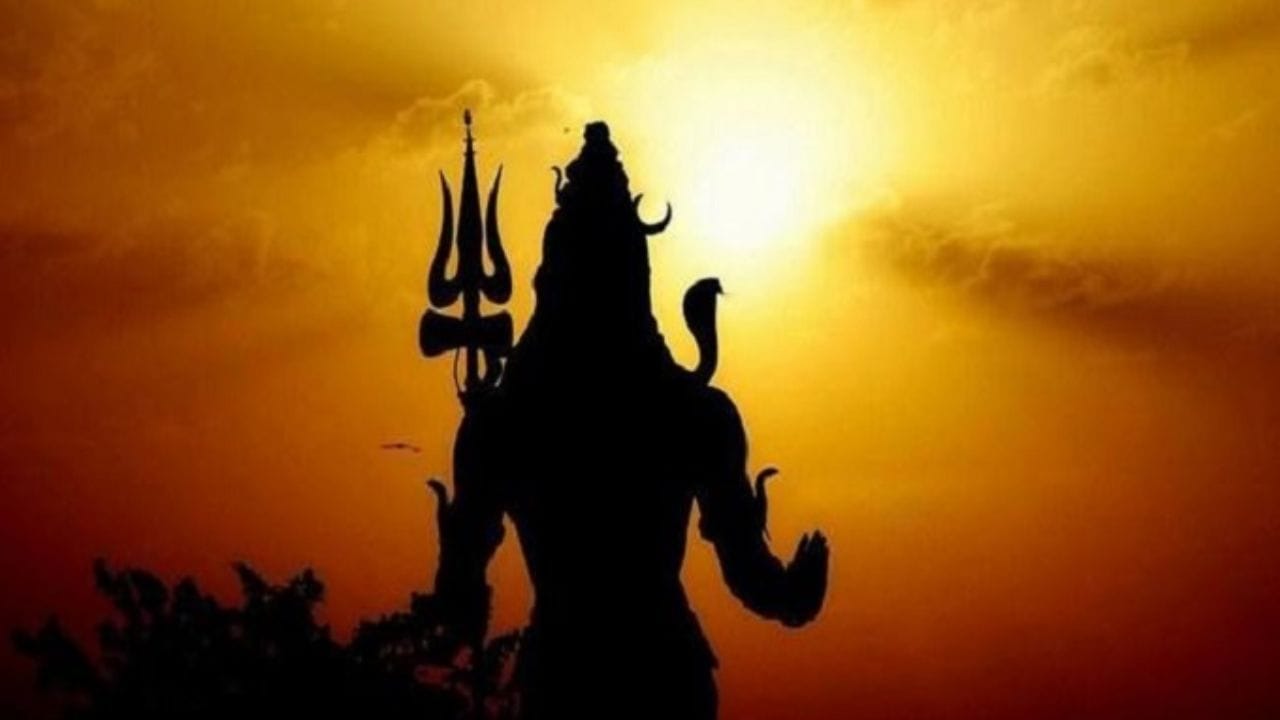 પિરિયડના કેટલા દિવસ પછી આપણે પૂજા કરી શકીએ છીએ?: એવું કહેવાય છે કે તમારા પિરિયડના પાંચમા દિવસે તમે તમારા વાળ ધોઈ શકો છો અને પૂજામાં ભાગ લઈ શકો છો. બીજી બાજુ જે સ્ત્રીઓના પિરિયડ બે કે ત્રણ દિવસ સુધી ચાલે છે તેઓ ચોથા દિવસે સ્નાન કરી શકે છે અને પછી પૂજામાં ભાગ લઈ શકે છે. જ્યારે જે મહિલાઓના પિરિયડ 7 દિવસ સુધી ચાલે છે તેઓ આઠમા દિવસથી પૂજા શરૂ કરી શકે છે. પરંતુ તે પિરિયડના 5 દિવસ પછી પણ જરૂરી ધાર્મિક વિધિઓમાં ભાગ લઈ શકે છે.